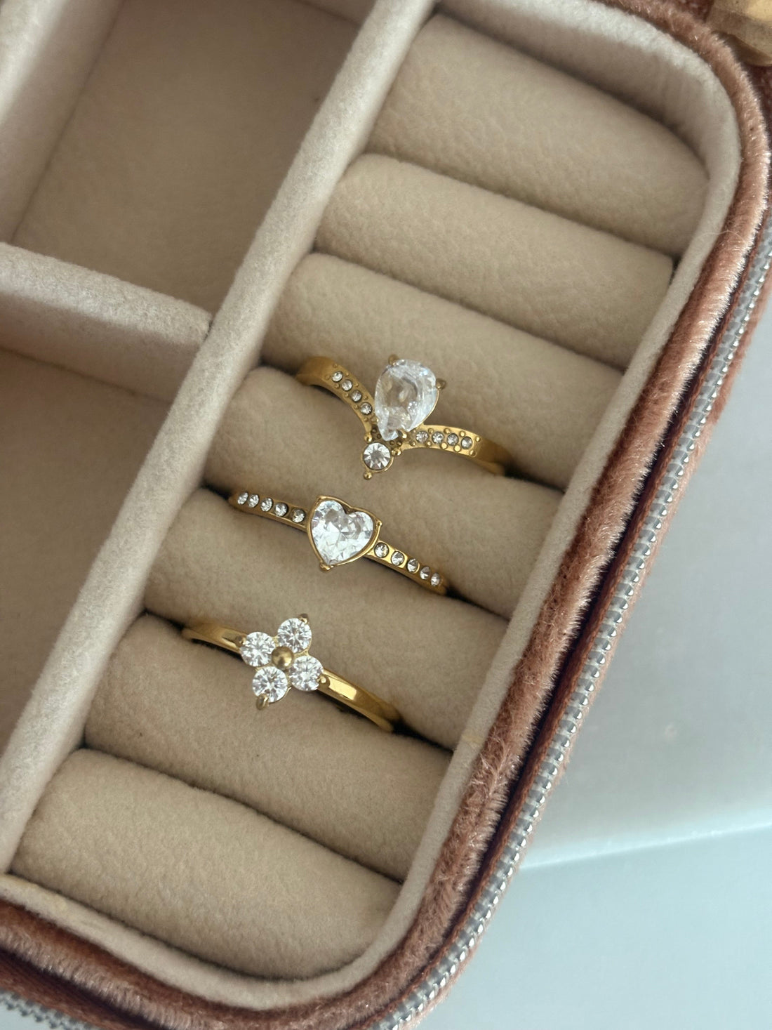 So bleibt dein vergoldeter Schmuck lange schön – Pflegetipps von Lavira Jewelry ✨