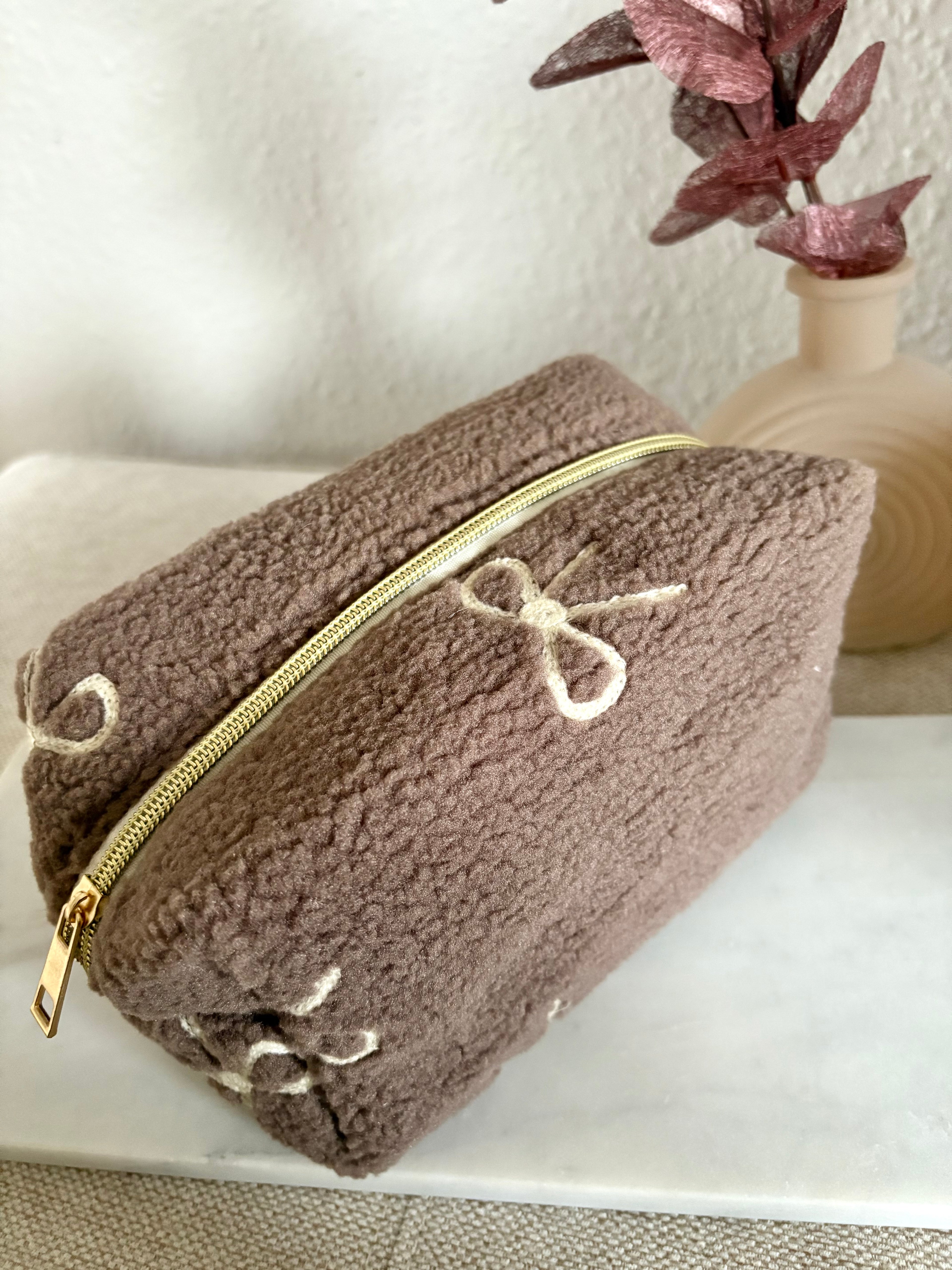 Teddy Pouch – Bow Edition 🤍 Braun
