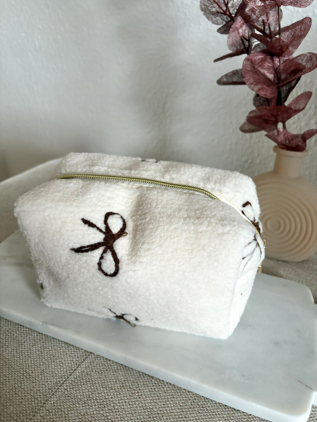 Teddy Pouch – Bow Edition 🤍 Weiß