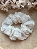 M Musselin Scrunchie „Silver Sparkle“