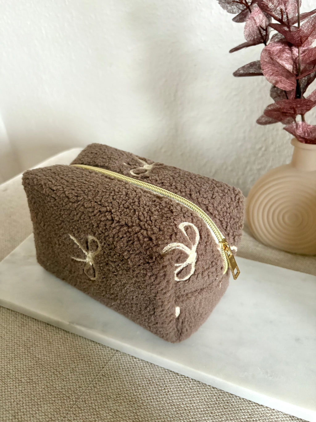 Teddy Pouch – Bow Edition 🤍 Braun