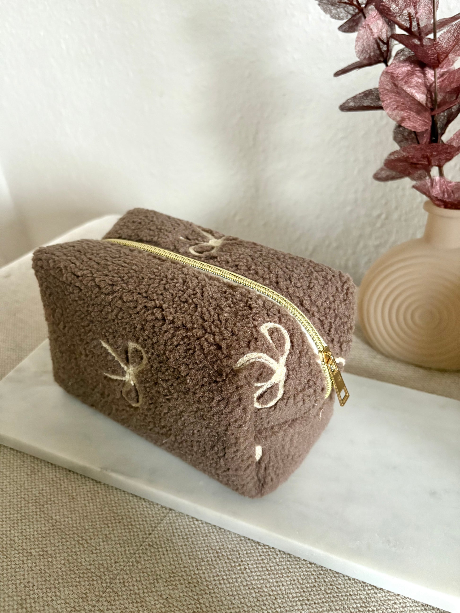 Teddy Pouch – Bow Edition 🤍 Braun