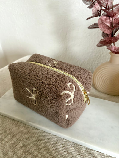 Teddy Pouch – Bow Edition 🤍 Braun