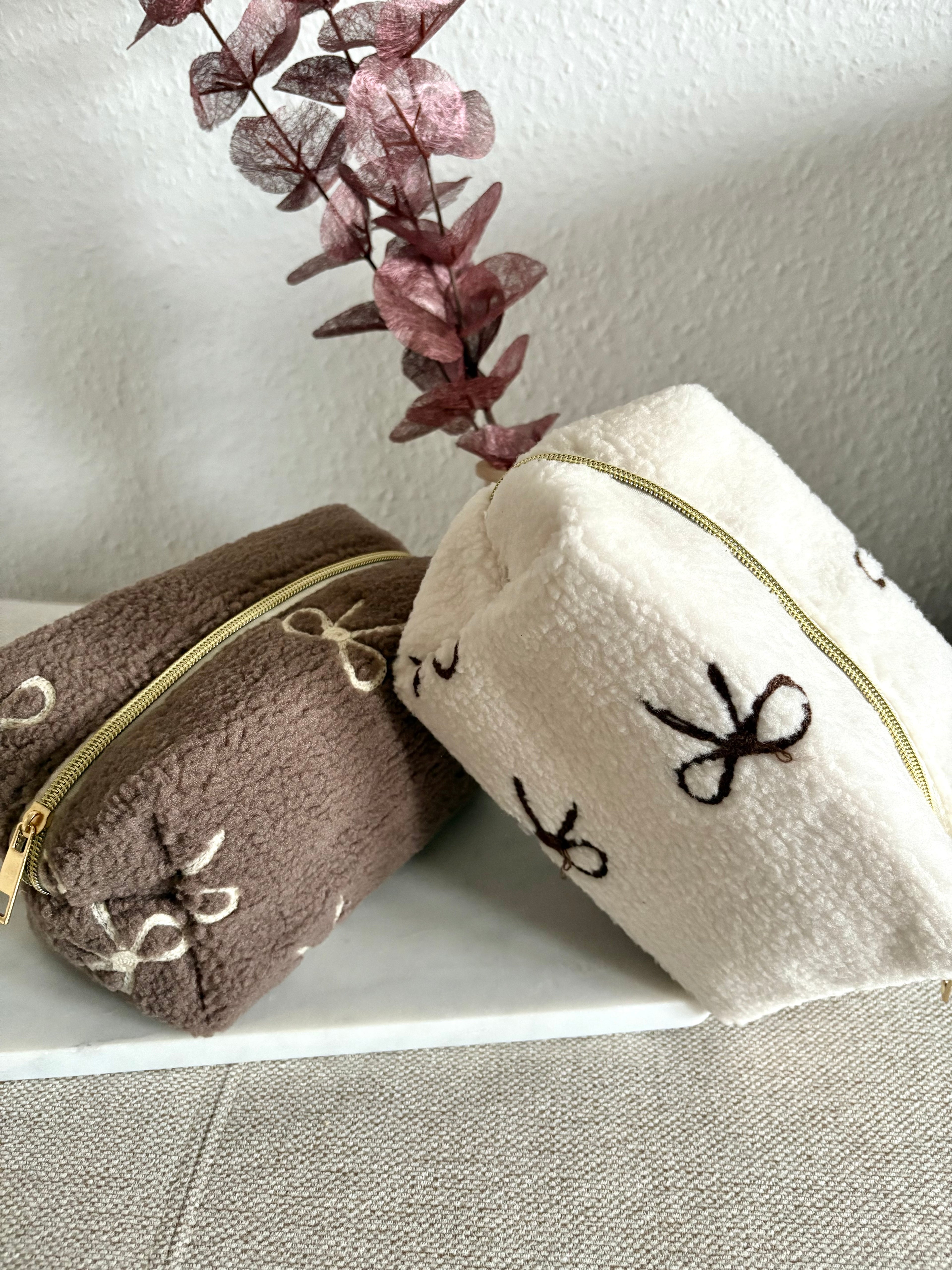 Teddy Pouch – Bow Edition 🤍 Braun