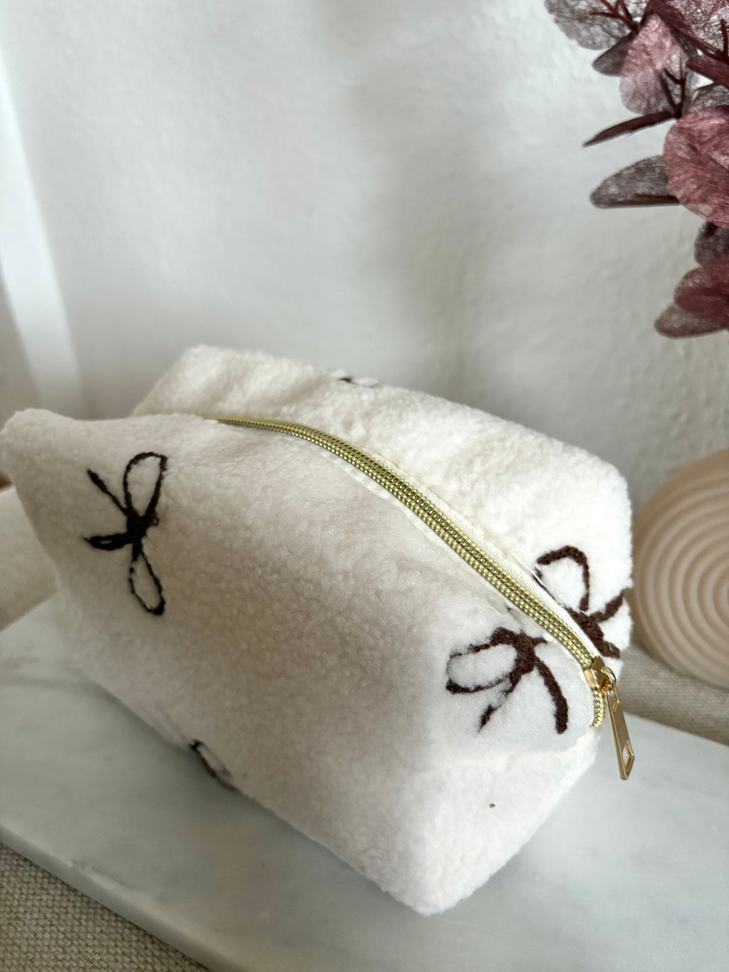 Teddy Pouch – Bow Edition 🤍 Weiß