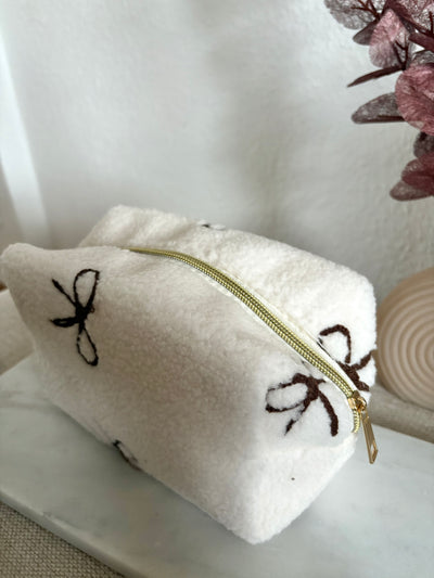 Teddy Pouch – Bow Edition 🤍 Weiß